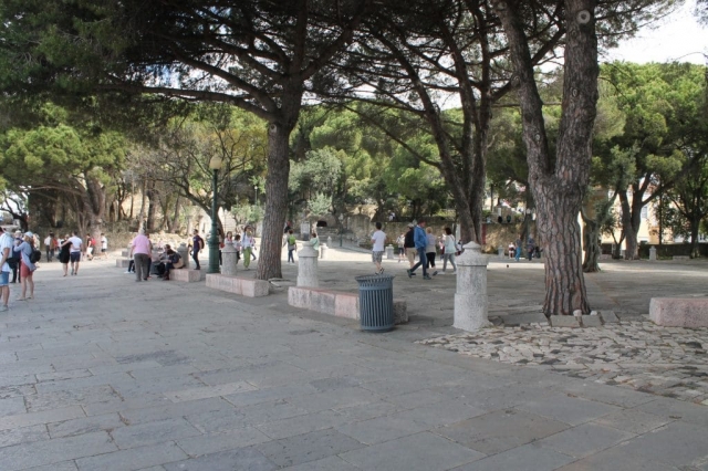 Dans les allées du château St Georges à Lisbonne