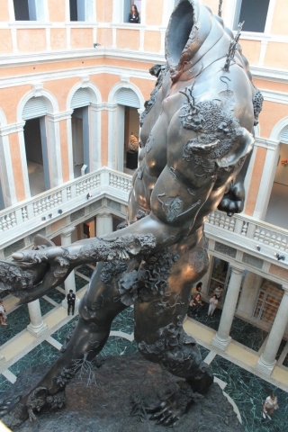 Exposition Damien Hirst Treasures from the Wreck of the Unbelievable (9) Exposition Damien Hirst Treasures from the Wreck of the Unbelievable