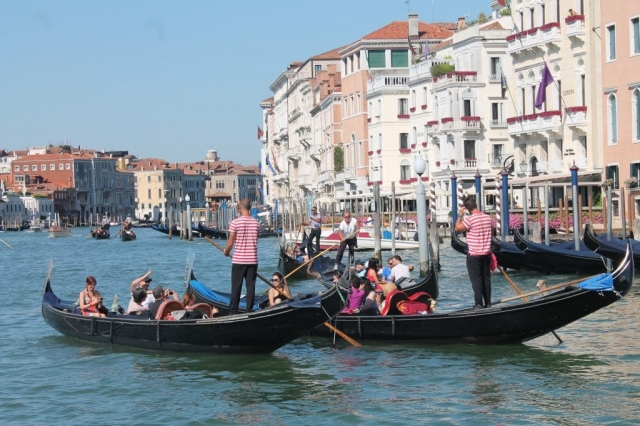 Les gondoles à Venise (1) Les gondoles à Venise