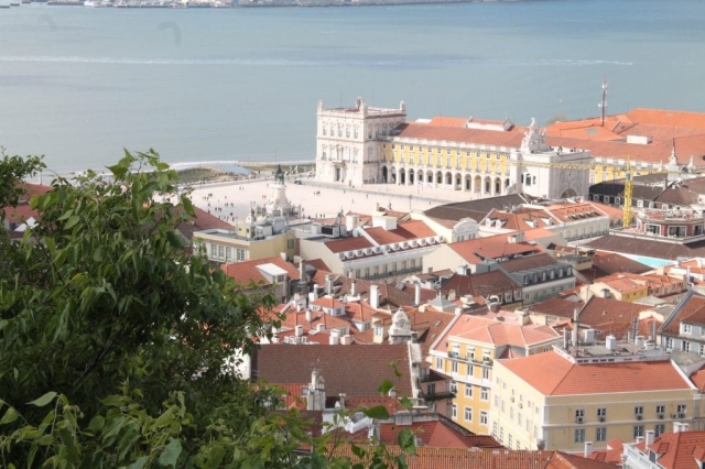 Place du commerce vue du château St Georges à Lisbonne