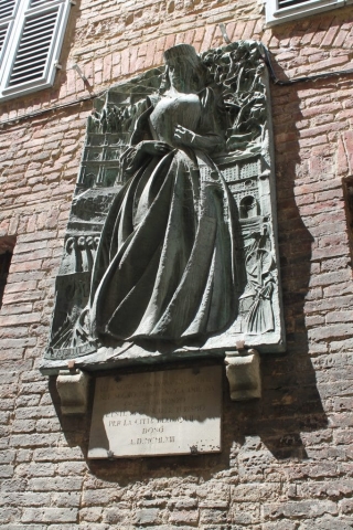 Sur une façade à Sienne Sur une façade à Sienne