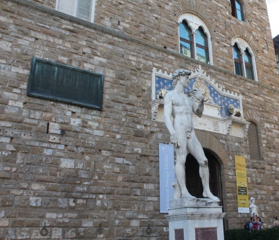 replique du David de Michelange replique du David de Michelange devant le palazzo Vecchio