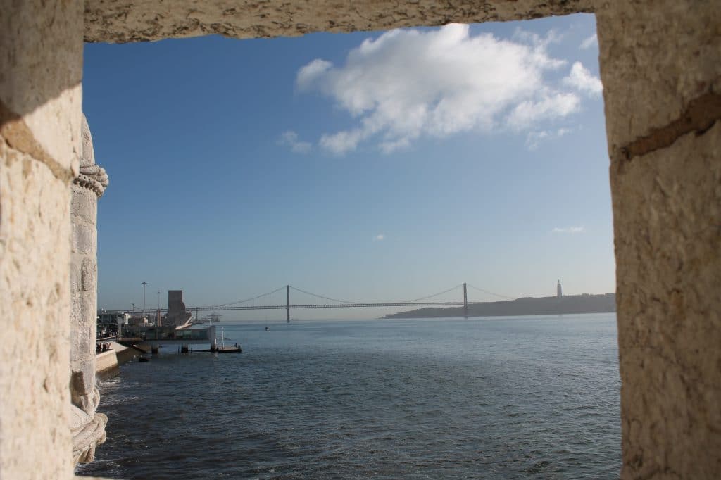 A travers une fenêtre de la tour de Belem