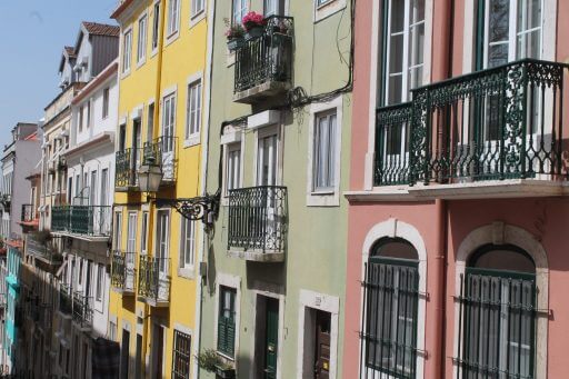 Maisons colorées rua Monte Olivete à Lisbonne