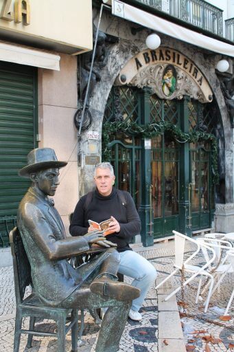 Statue de Fernando Pessoa Café Brasileira à Lisbonne