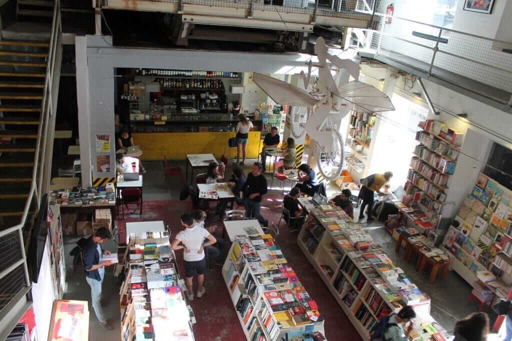 Une bibliothèque originale à LX Factory