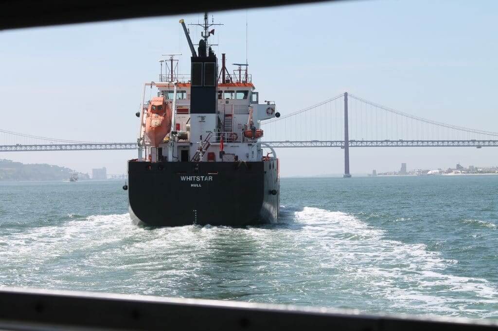du ferry traversant le Tage