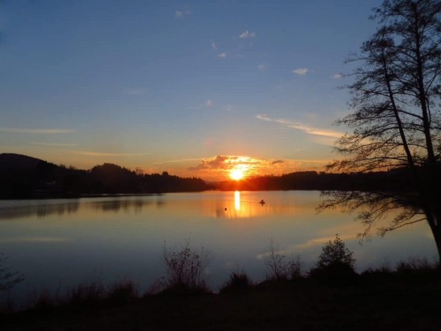 au crépuscule sur le lac des sapins