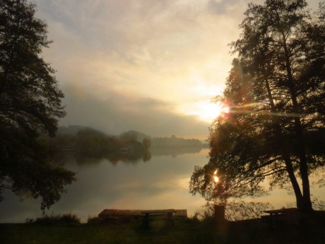 le lac des s apins dans le brouillard