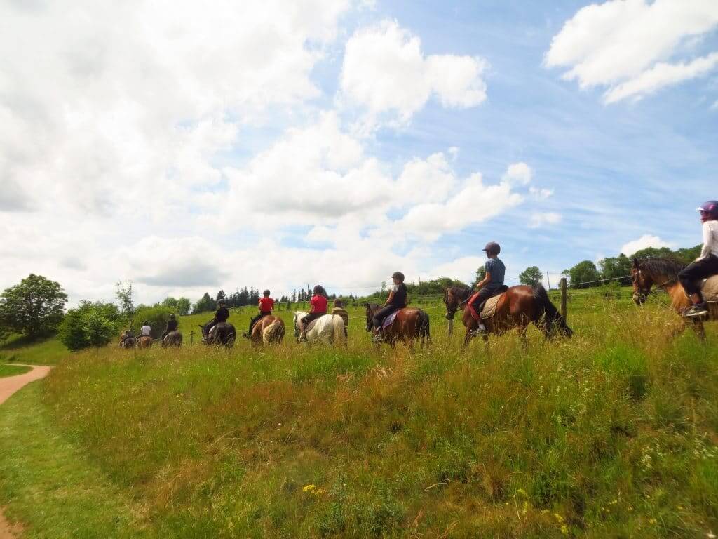 promenade à cheval le long du lac