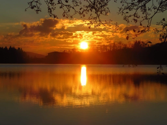 soleil rougeoyant sur le lac des sapins
