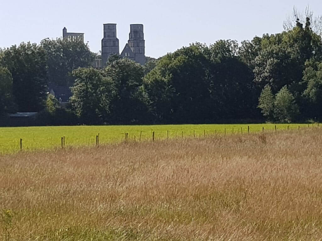 randonnée Jumièges abbaye au loin