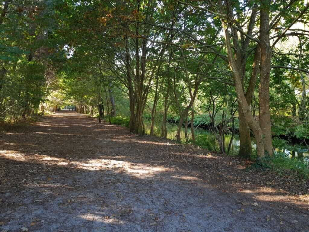 Circuit de Navarrosse le long du canal du littoral des Landes