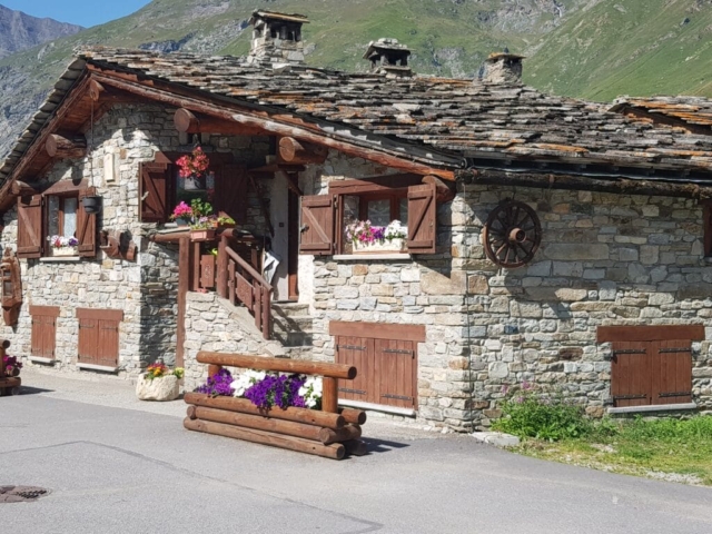 Maison en pierre et toit de lauze à Bonneval-sur-Arc