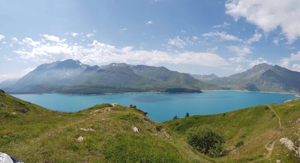 Panorama lac du mont-Cenis près de Valfréjus en été