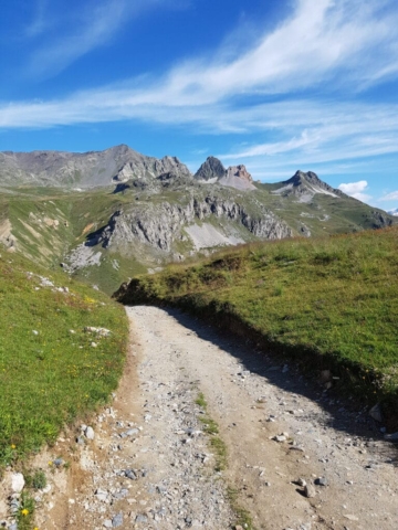 Sentier caillouteux vers le refuge du mont Thabor Sentier caillouteux vers le refuge du mont Thabor