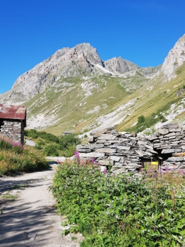 Sentier en direction du refuge du Thabor Sentier en direction du refuge du Thabor