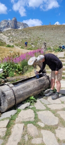 Remplir sa gourde au refuge du mont Thabor Remplir sa gourde au refuge du mont Thabor