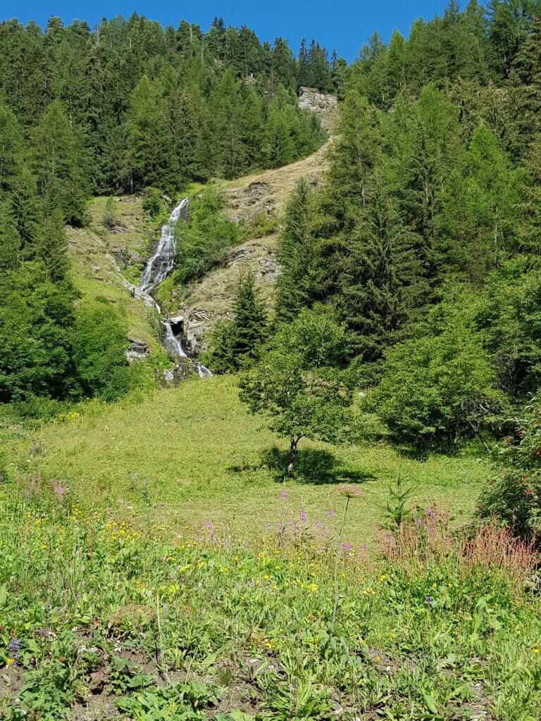 Forêt et cascade à Valfréjus