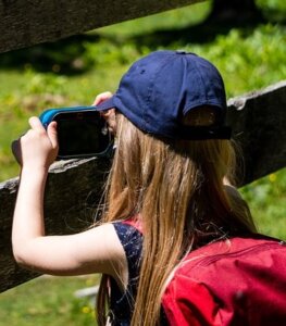 Enfant avec un sac à dos et un appareil photo