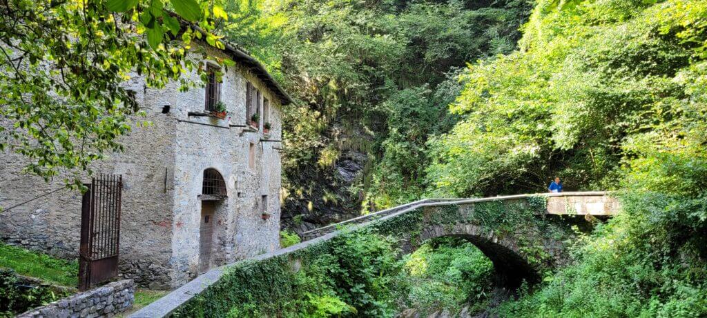 sentier du voyageur En traversant le ruisseau