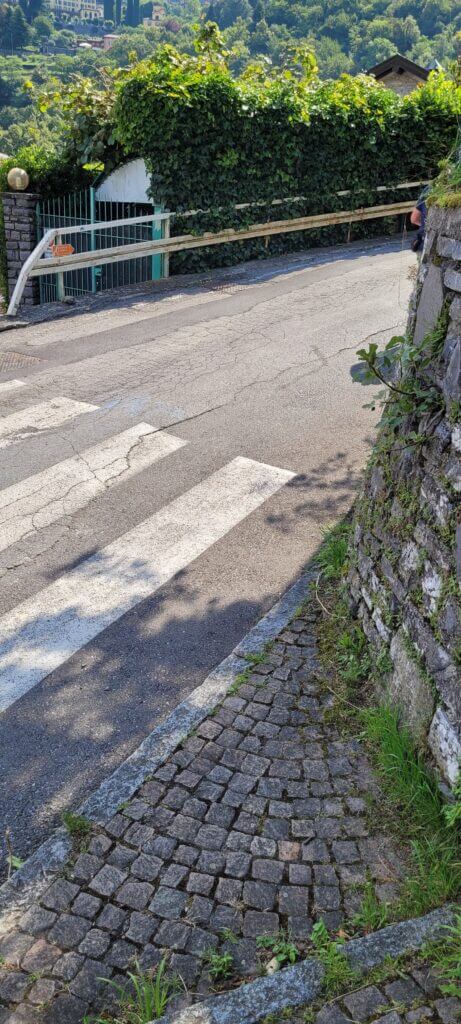 sentier du voyageur Tourner à droite sur la route