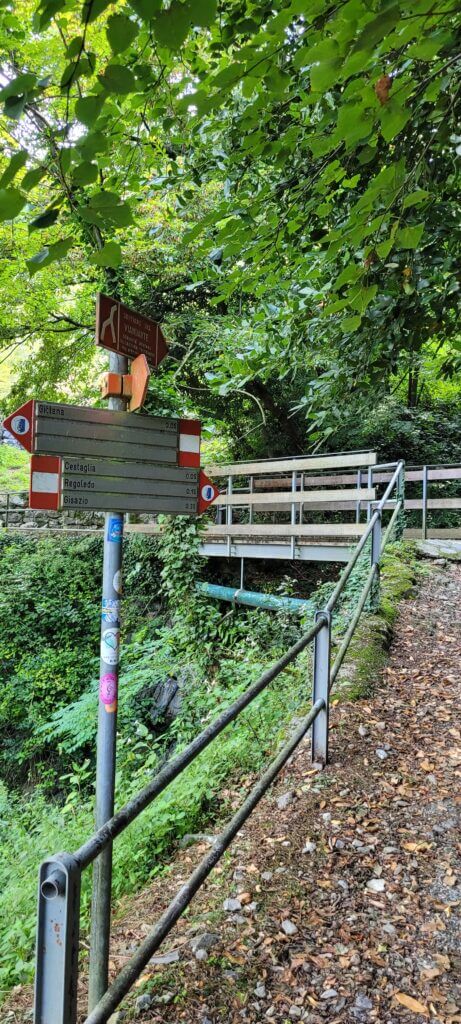 sentier du voyageur à droite chemin de terre