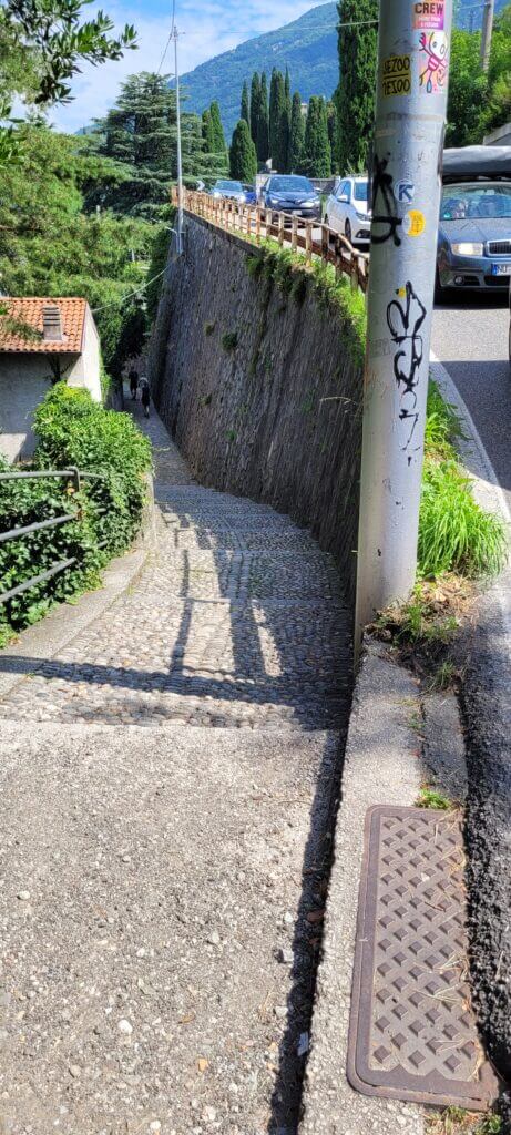 sentier du voyageur descende à travers le village