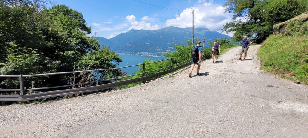 sentier du voyageur à la recherche du bon chemin