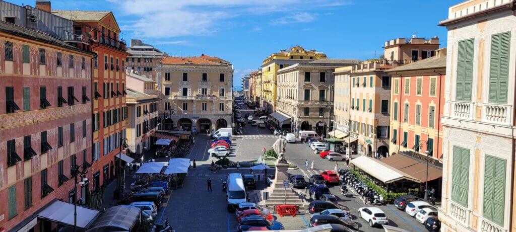 Visiter les Cinque Terre Place Chiavari