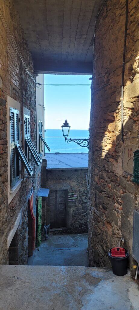 depuis une rue de Corniglia