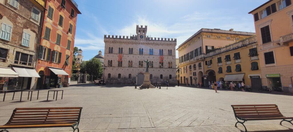 Visiter les Cinque Terre place Chiavari
