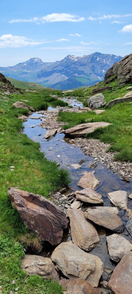 Rivière après lac profond