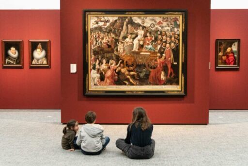 enfants visitant un musée