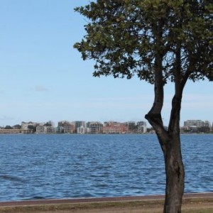 La mer le long de l'esplanade à Perth en Australie