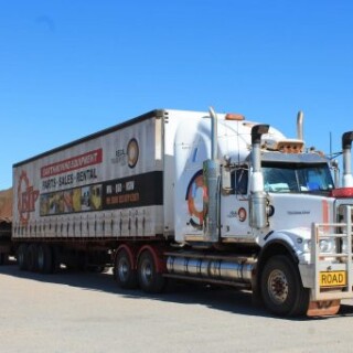 Road Train sur la route en direction de Tom Price en Australie