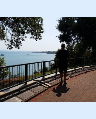 Sur le chemin de l'esplanade à Darwin en Australie