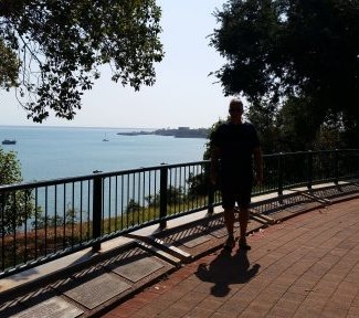 Sur le chemin de l'esplanade à Darwin en Australie