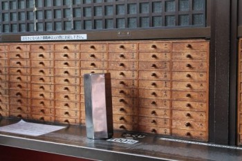 Connaitre son avenir dans le temple Senso-Ji à Tokyo