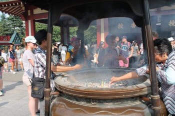 Dans le temple de Senso-ji Encens