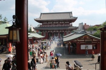 Porte Hozomon vu du temple Senso-Ji à Tokyo au Japon