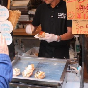 à emporter sur le marché aux poissons de Tsujiki