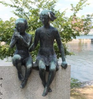 Dans le parc de la paix hommage aux enfants