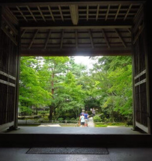 Entrée dans le temple de Honen-in à Kyoto