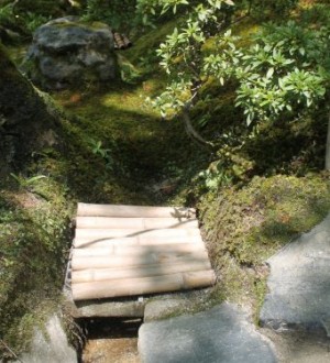 Temple Ginkaku-ji ou Pvillon d'argent pont dans le jardin
