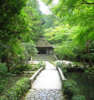 Vue de la porte d'entrée du temple Honen-in depuis ses jardins