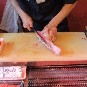 découpe du poisson sur le marché de Tsujiki
