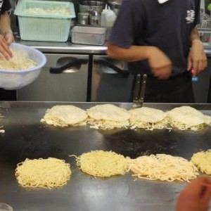 okonomiyakis en préparation à Hiroshima