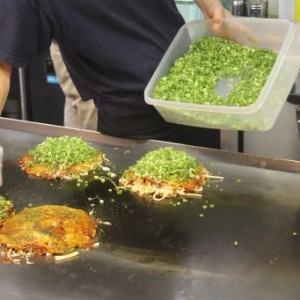 préparation des okonomiyakis à Hiroshima