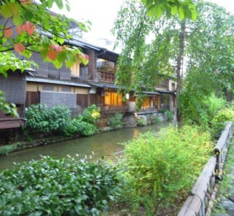 quartier de Gion le long de la rivière